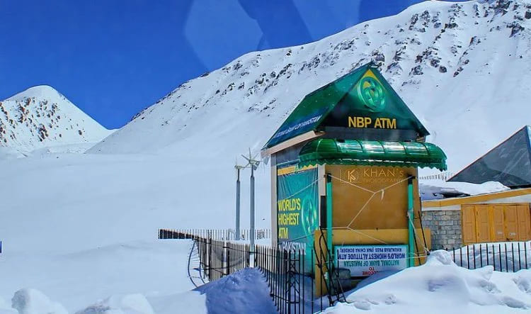 Cây ATM nằm giữa nơi hoang vu lạnh giá trên đỉnh núi cao gần 5.000 mét - 1