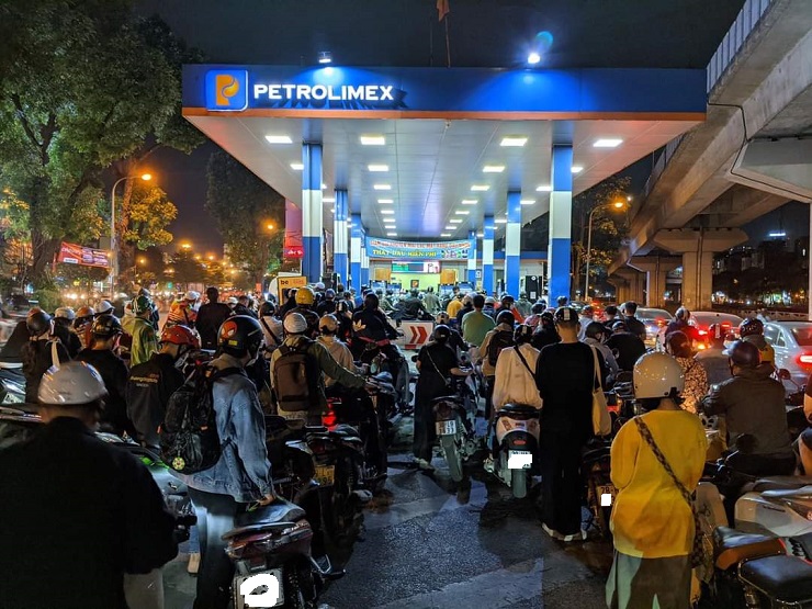 Hàng nghìn người đổ về các cây xăng tại Hà Nội tối qua (10/10) để đổ xăng.