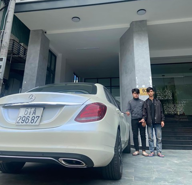 Một chiếc Mercedes bị bẻ kính chiếu hậu.