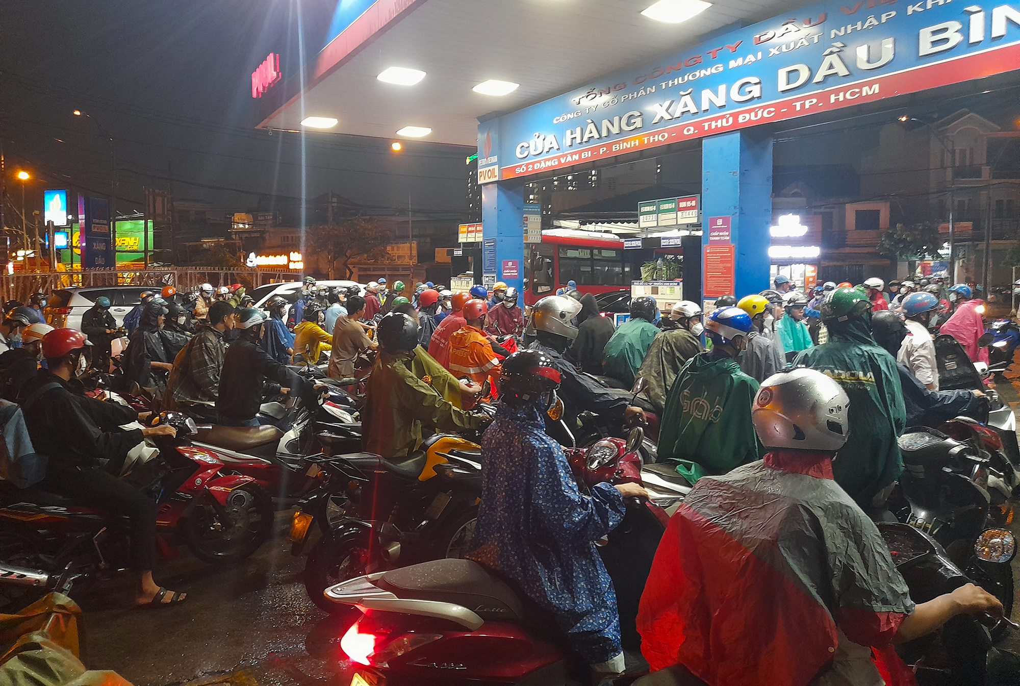 Nửa đêm, hàng trăm xe vẫn xếp thành hàng dài chờ mua xăng ở TP.HCM - 1