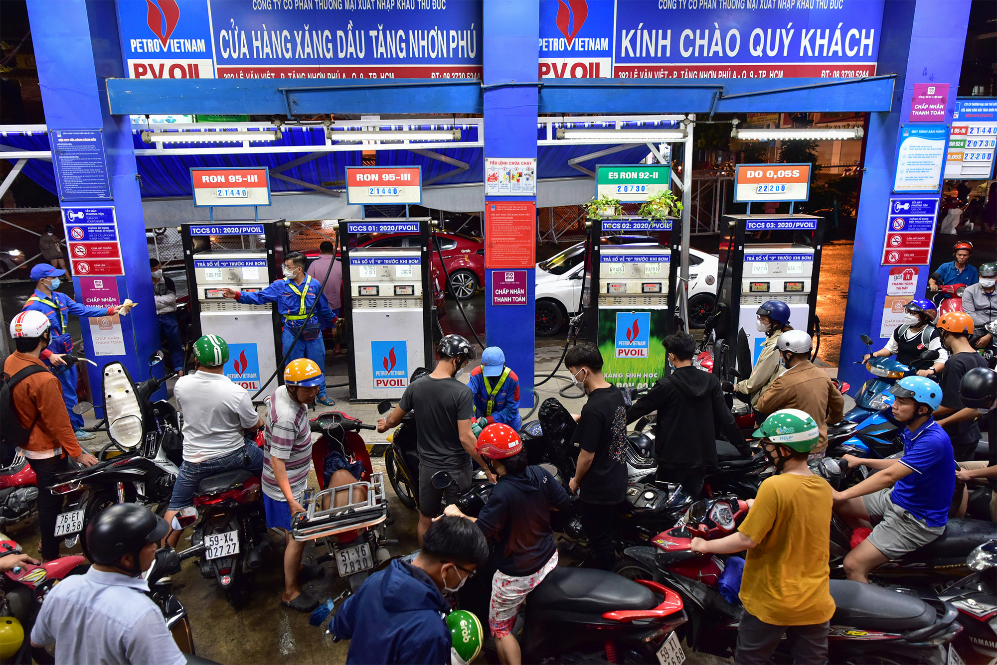 Anh Thuận, nhân viên cửa hàng xăng dầu này cho biết hai ngày nay,&nbsp;cả ngày lẫn đêm lúc nào cây xăng cũng có hàng dài xe chờ đổ xăng. “Các trụ bơm hoạt động liên tục, đến gần 22h nhưng một số nhân viên vẫn chưa có thời gian ăn cơm”, anh này cho hay.