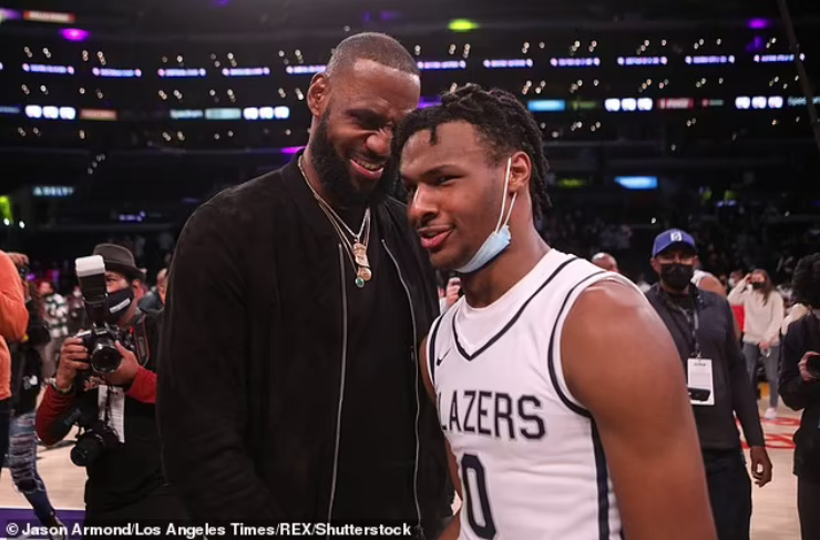 LeBron (trái) ký hợp đồng trọn đời giá 1 tỷ USD với Nike năm 2015, giờ con trai của anh Bronny cũng được thương hiệu này "nâng đỡ"