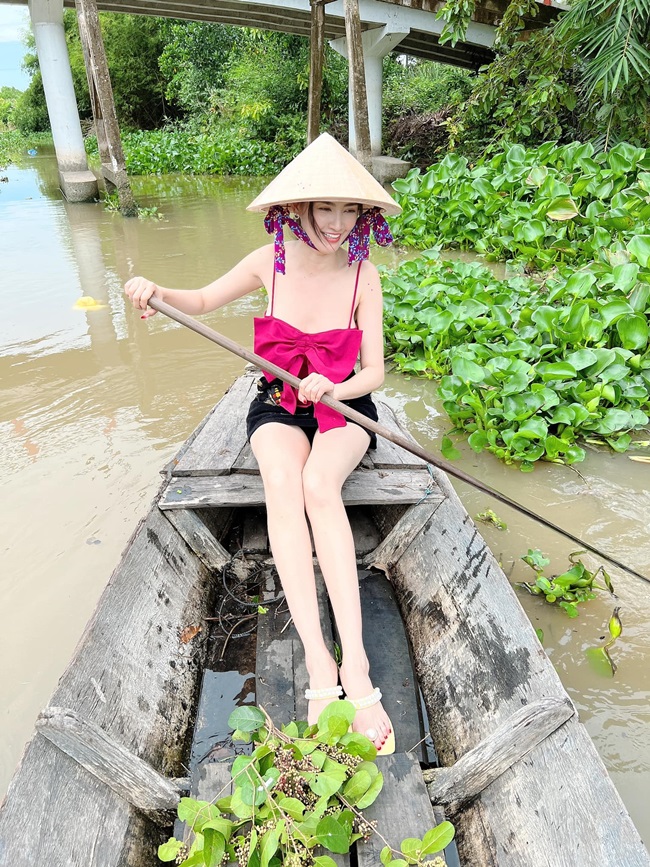 Trước đó, mỹ nhân quê Tiền Giang gây xôn xao dư luận khi mặc trang phục sexy chèo thuyền.
