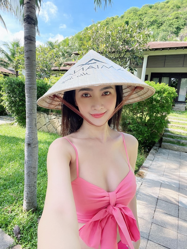 Mới đây, Hoa hậu Phan Thị Mơ thu hút sự chú ý của khán giả khi diện áo hai dây gợi cảm check-in tại một địa điểm nghỉ dưỡng.
