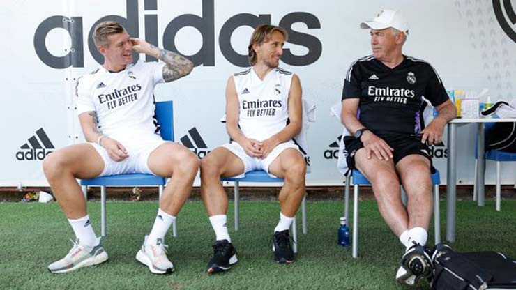 Casemiro ra đi, Real “chốt” luôn Modric & Kroos: 2 sao nước Anh sắp thay thế? - 3