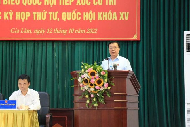 Bí thư Thành ủy Hà Nội Đinh Tiến Dũng phát biểu tại buổi tiếp xúc cử tri sáng 12-10