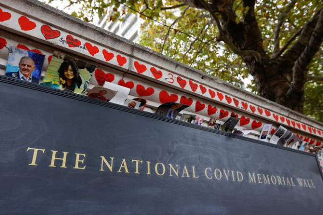 Bức tường tưởng niệm các nạn nhân của đại dịch COVID-19 ở thủ đô London - Anh Ảnh: REUTERS