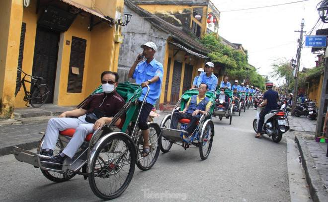 Hội An mùa nước lũ: Hôm qua đi ghe, nay dạo bước trong nắng ráo - 1