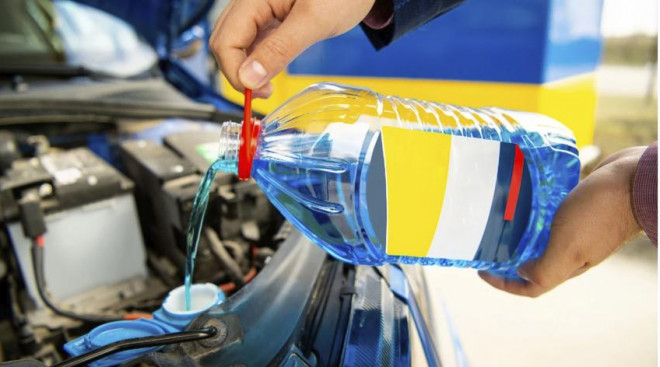 Bạn nên biết cách bổ sung chất lỏng cần gạt nước cho ô tô của mình. Ảnh: Motorbiscuit.
