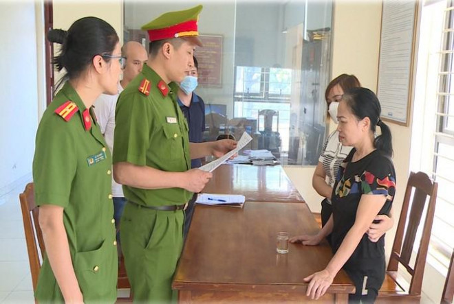 Cơ quan Cảnh sát điều tra Công an tỉnh Thanh Hóa đọc lệnh khởi tố, bắt tạm giam bị can Lê Thị Thoan