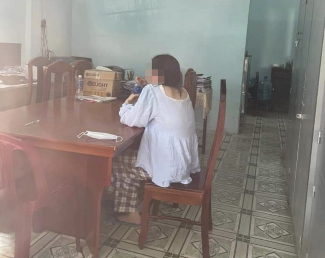 Ninh Thị Vân Anh trong lần đầu bị mời lên làm việc với Công an TP Phan Thiết. Ảnh: DT