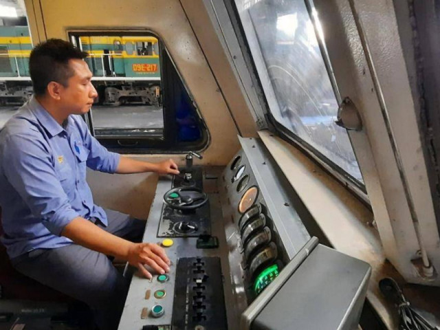 Tin tức trong ngày - Lái tàu kể lại phút kéo phanh hãm tốc độ qua đường ngang không gác chắn