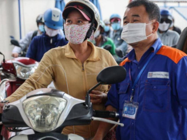 Tin tức trong ngày - Phó Thủ tướng yêu cầu xử nghiêm hành vi đầu cơ găm hàng, buôn lậu xăng dầu