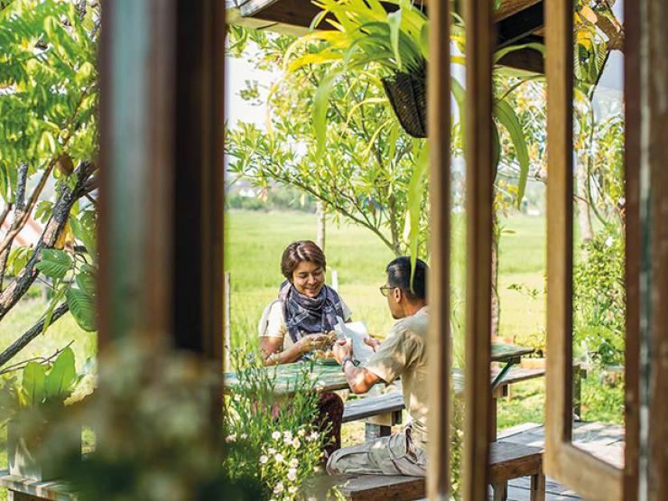 Kinh doanh - Căn nhà gỗ bình yên "đẹp xao xuyến" của cặp vợ chồng trung tuổi