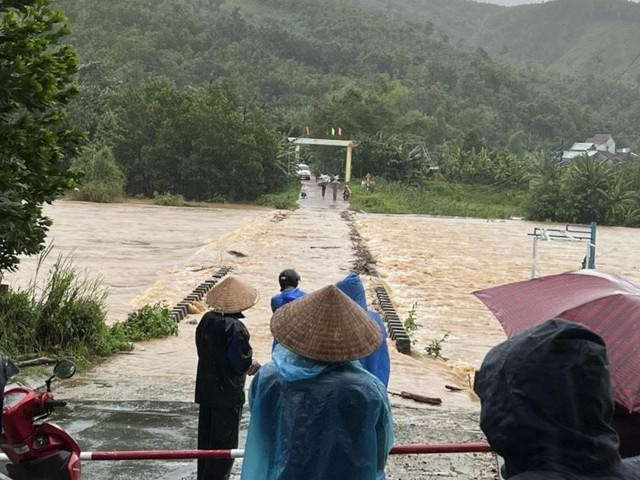 Mưa cực lớn trút xuống Quảng Nam làm 3 người chết và mất tích, hơn 7.000 hộ dân vẫn ngập