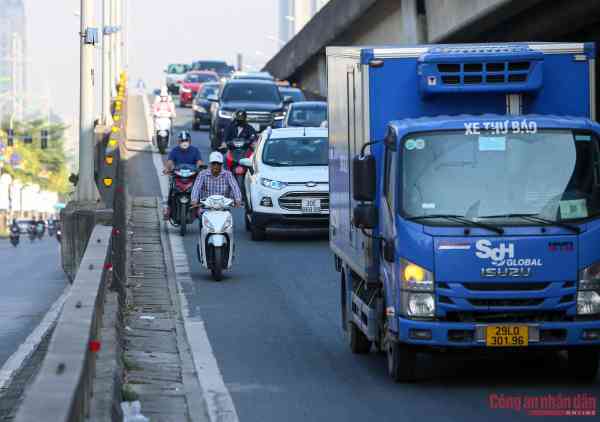 Nhiều người đi xe máy ngó lơ biển cấm rồi quay đầu tháo chạy khi gặp CSGT - 3