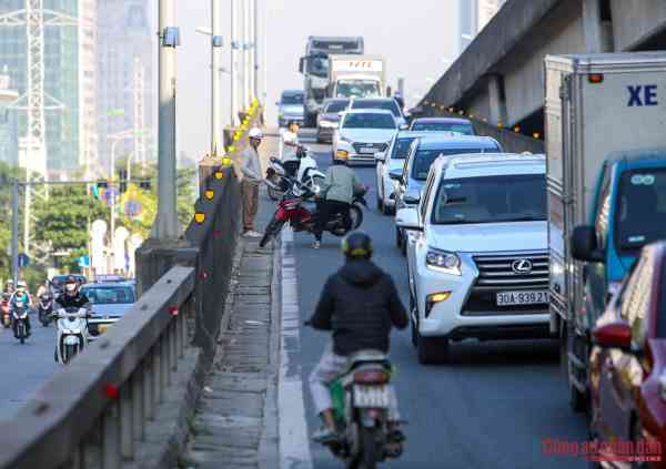 Nhiều người đi xe máy ngó lơ biển cấm rồi quay đầu tháo chạy khi gặp CSGT - 6