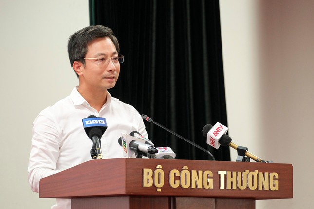 Ông Trần Duy Đông - Vụ trưởng Thị trường trong nước - trả lời các câu hỏi liên quan đến thị trường xăng dầu thời gian qua.