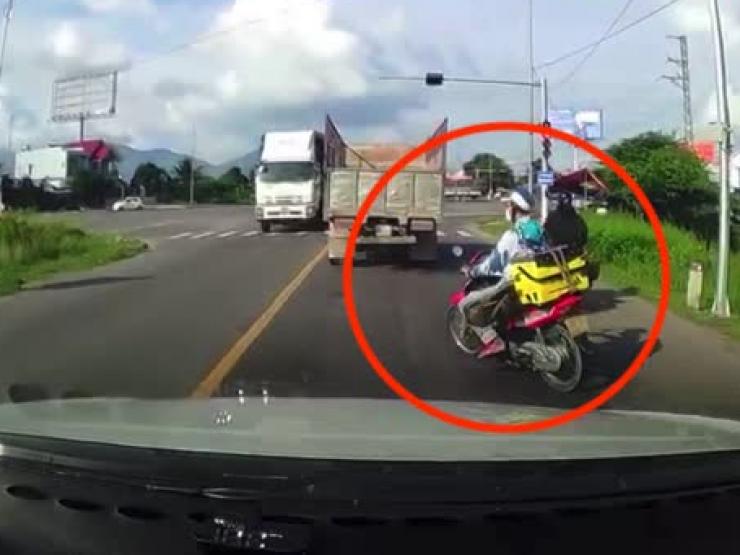 Clip: Lái xe máy “điền vào chỗ trống”, vượt mạo hiểm, tài xế suýt gặp đại nạn