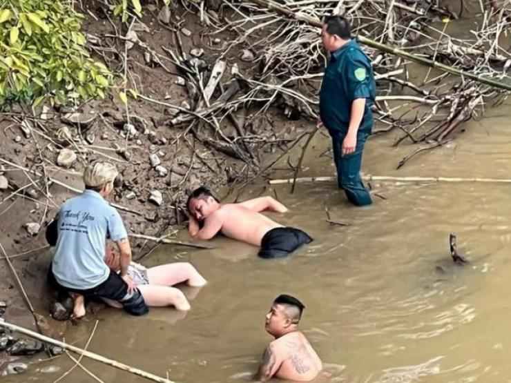 Tin tức trong ngày - Tin tức 24h qua: Người đàn ông kiệt sức, nằm bên mép sông sau khi cứu người nhảy cầu