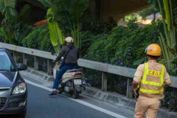 Tin tức trong ngày - Nhiều người đi xe máy ngó lơ biển cấm rồi quay đầu tháo chạy khi gặp CSGT