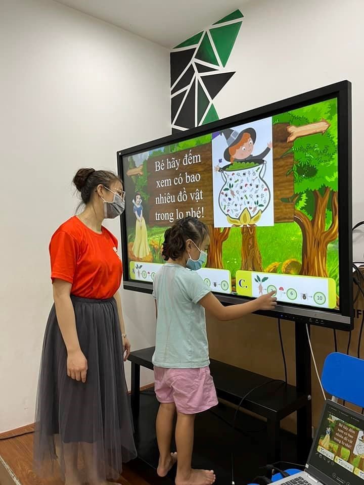 Lớp học kết hợp công nghệ giáo dục hiện đại