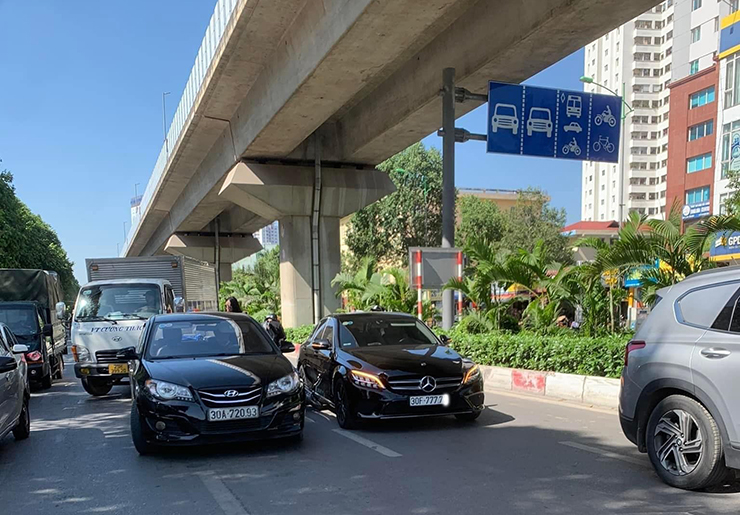 Hà Nội: Thanh niên lái xe máy tông móp đuôi Mercedes-Benz C200 của hoa hậu - 2