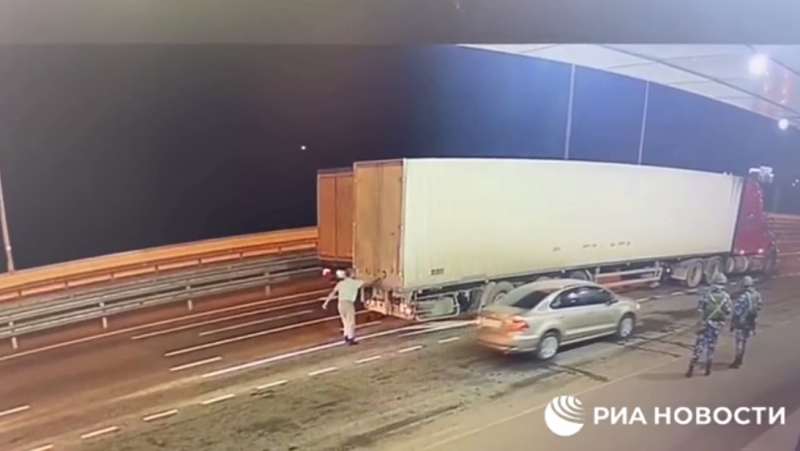 Chiếc xe tải chở thuốc nổ tại trạm kiểm tra trước khi lên cầu Crimea (ảnh: Ria Novosti)