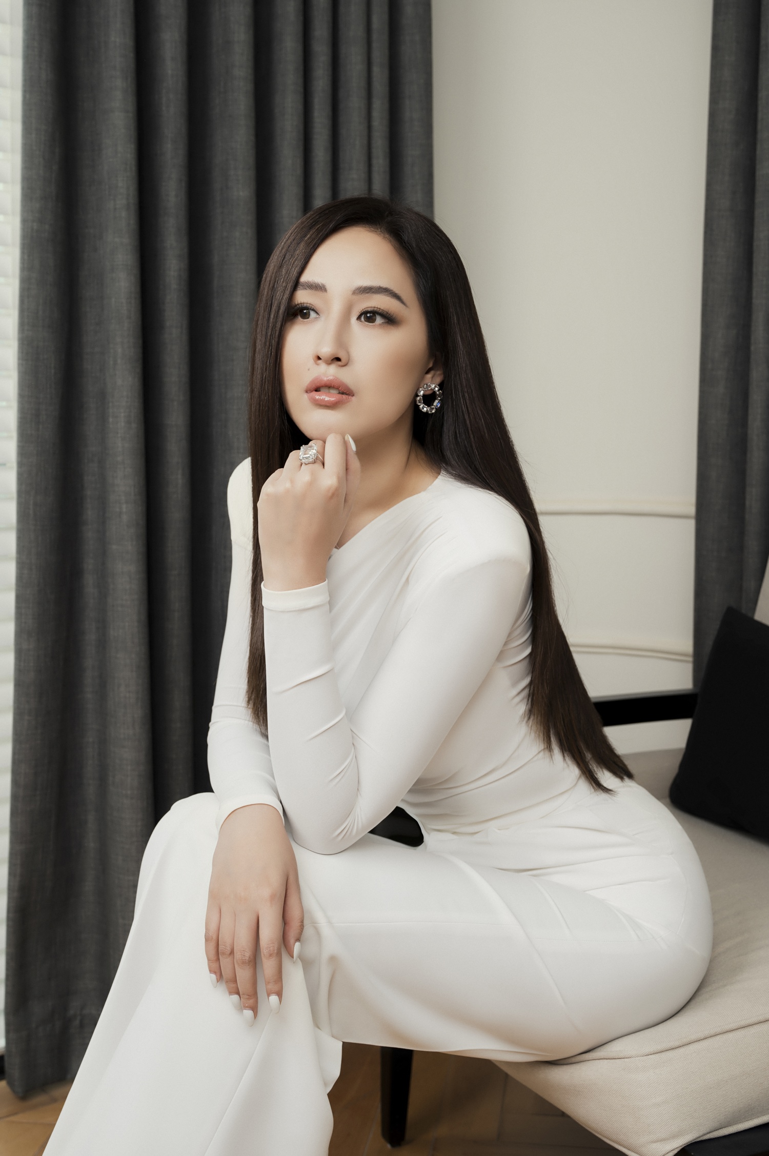 Hoa hậu Mai Phương Thúy xinh đẹp trong bộ trang phục tone trắng.