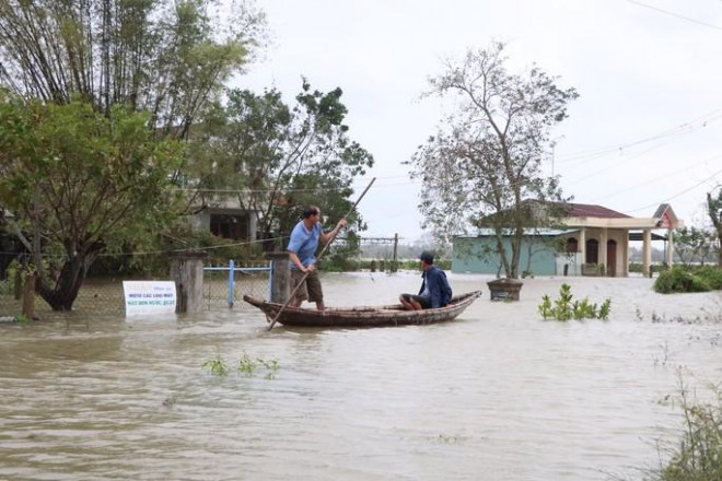 Nhiều nơi ở miền Trung đang ngập nặng do ảnh hưởng của mưa lũ. Ảnh NLĐ