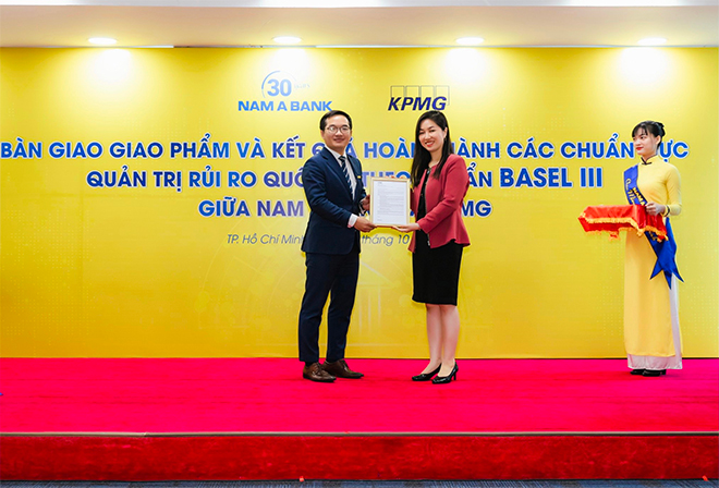 KPMG trao chứng nhận hoàn thành triển khai Basel III đến Nam A Bank