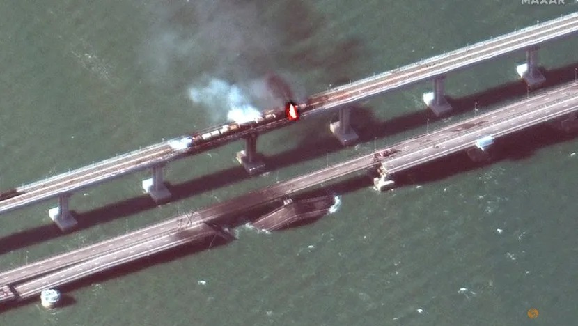 Ảnh vệ tinh cho thấy phần bị phá hủy ở cầu Crimea sau vụ nổ ngày 8/10. Ảnh: Reuters