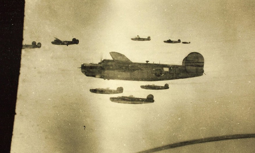 Một phi đội máy bay ném bom B-24 của Mỹ trong Thế chiến II (ảnh: Imgur)