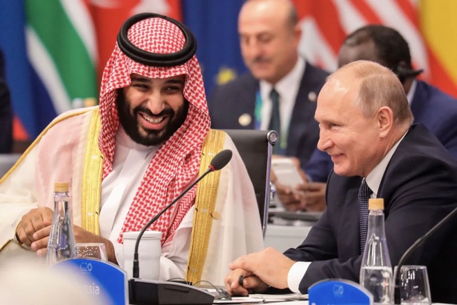 Thái tử Ả Rập Saudi Mohammed bin Salman (trái) và Tổng thống Nga Vladimir Putin&nbsp;tham dự hội nghị G20 tại Argentina năm 2018.