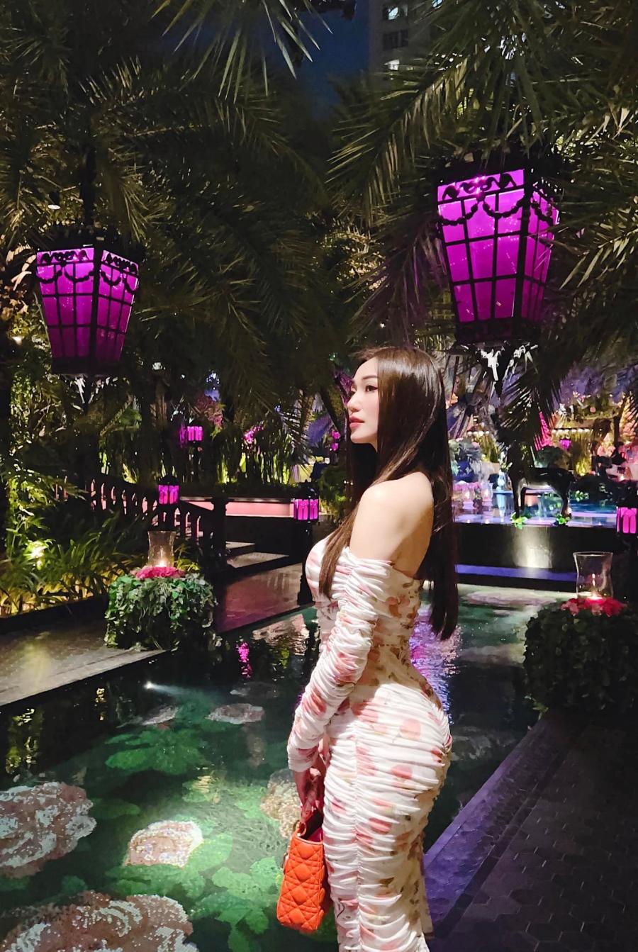 Những bài tập "độ" vòng ba săn chắc, tăng size hay siết eo luôn được Khánh My lựa chọn. Cô dành 5 - 6 buổi tập gym mỗi tuần. Nếu có thời gian, Khánh My tập luôn cả 7 ngày trong tuần. Mục tiêu của cô là trở thành mỹ nhân Việt có vòng ba to và đẹp "nhất Việt Nam".