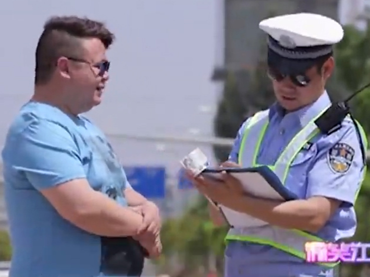 Clip hài hước - Làm người tốt không dễ, đôi khi lại mang "họa" vào thân
