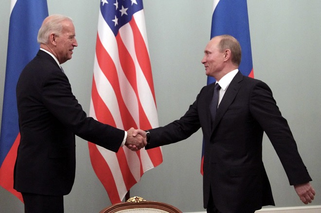 Ông Biden và ông Putin trong một cuộc gặp ở Moscow vào tháng 3.2011.