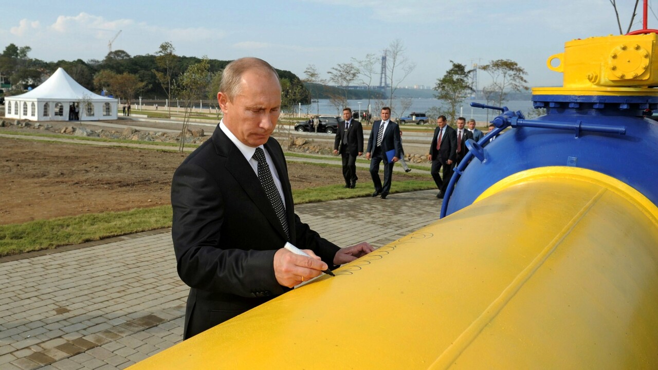 Ông Putin ký tên vào một đường ống dẫn khí đốt ở Nga (ảnh: TASS)