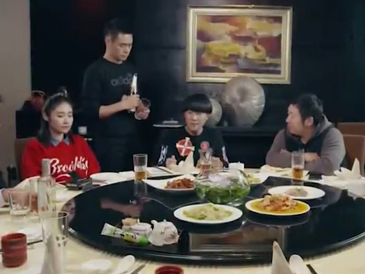 Clip hài hước - Phía sau buổi gặp mặt trong thời đại mạng xã hội phát triển