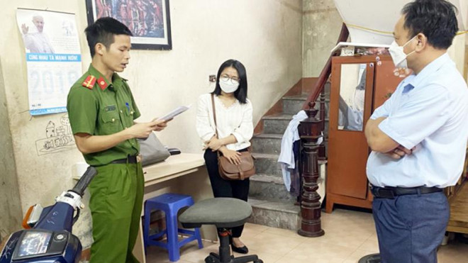 Cơ quan Công an đọc quyết định khởi tố bị can&nbsp;Nguyễn Thị Huệ (giữa)