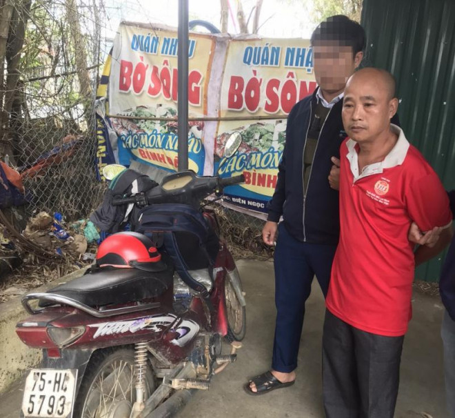 Đặng Văn Đồng và chiếc xe của nạn nhân mà hung thủ đã lấy sau khi gây án.