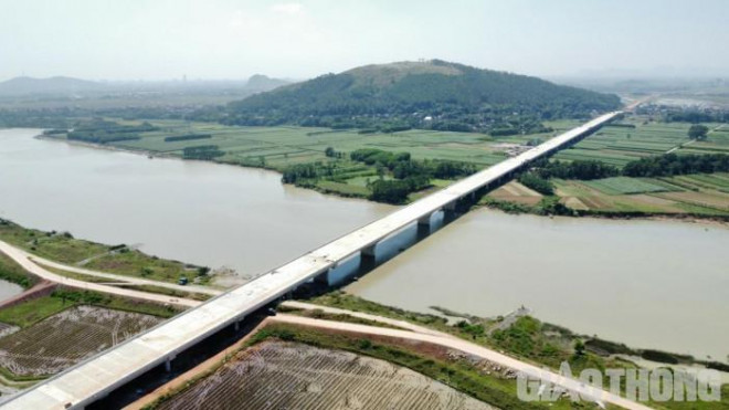 Diện mạo mới của cây cầu dài nhất trên cao tốc Bắc - Nam qua Thanh Hoá - 1