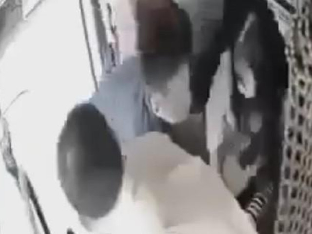 Tin tức trong ngày - Xôn xao clip nhân viên nhà xe "đè" cô gái trên xe khách