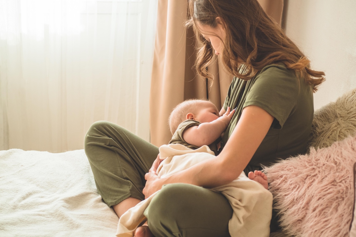 Trẻ sơ sinh nhận lợi khuẩn từ mẹ trong quá trình sinh thường và qua sữa mẹ