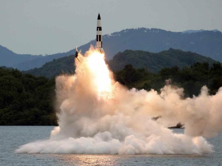 Tên lửa đạn đạo Triều Tiên bay vọt lên từ hồ nước: Thêm năng lực răn đe hạt nhân mới?