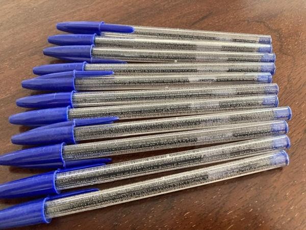 Những chiếc bút của sinh viên mà cô Yolanda bắt được. Ảnh: Twitter.