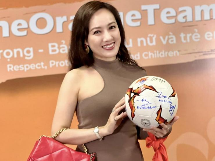 Thời trang - BTV Hoài Anh hiếm hoi diện váy bodycon ôm sát, nhận được "bão" lời khen