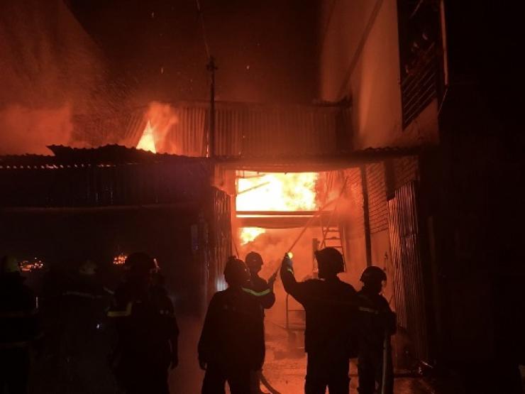 Tin tức trong ngày - Video: Cháy lớn thiêu rụi kho chứa giấy ở huyện Hóc Môn, TP.HCM