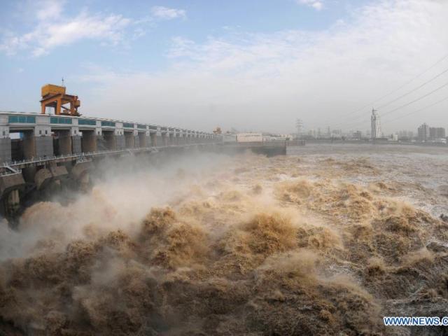 Sông dài nhất Trung Quốc đón thêm tin xấu mùa mưa lũ