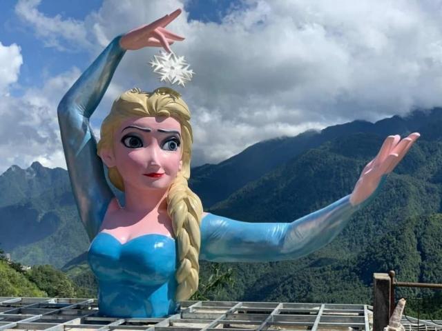 Sau Nữ thần tự do, tượng Nữ hoàng băng giá Elsa phiên bản “biến dạng” lại xuất hiện ở Sa Pa
